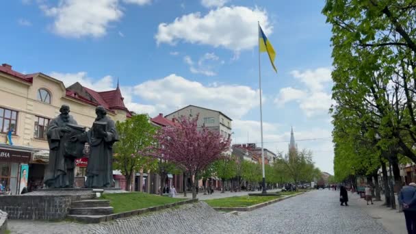 Ucrânia Mukachevo Abril 2023 Pessoas Caminham Centro Histórico Cidade Dia — Vídeo de Stock
