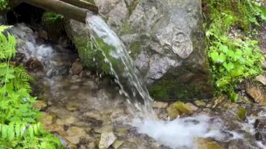 Dağın tepesinde bisikletli bir adam. Doğada güzel bir geçmişi olan bisikletli bir turist. İnsanlar, eğlence ve tatil konsepti. Dağ yolundaki ATV Dörtlü Bisiklet 'teki adam. Yüksek kalite 4k görüntü
