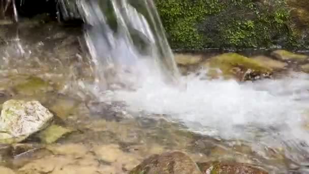 Крупный План Чистой Воды Брызгающейся Скалы Водопада Природе Высококачественные Кадры — стоковое видео