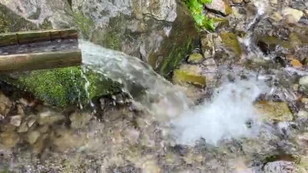 Water Flows Spring Mountains Descends Gutter Source Pure Mineral Water — Stock Video
