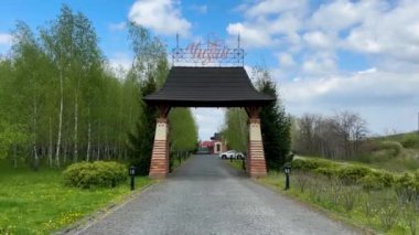 Berehovo, Transcarpathian bölgesi, Ukrayna - 24 Nisan 2023: Güzel bir bahar gününde, Transcarpathia 'daki Chizay şaraphanesine doğru pürüzsüz bir sürüş.. 