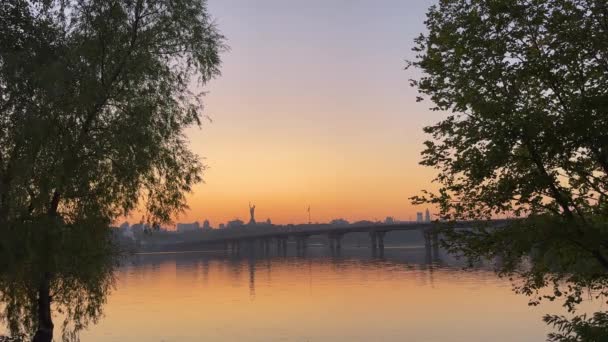ドニーパー川のビーチからの夜のキエフの街の景色 母国の記念碑の風光明媚な景色 キエフの夏のシーズン 高品質の4K映像 — ストック動画