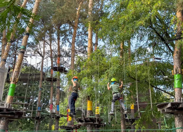 Hinderbana Äventyrspark Pojkar Njuter Ett Spännande Äventyr Rephinderbana Lummig Skog — Stockfoto