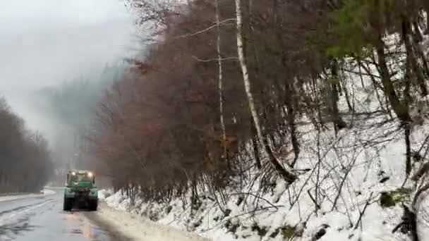 运雪卡车把雪从公路上移开 在多雾 多雪的天气里 绿色的小雪地推土机正在清扫路上的雪 高质量的4K镜头 — 图库视频影像