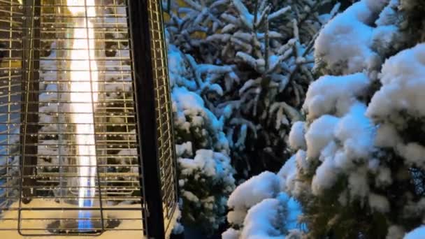 겨울에 히터의 아늑한 따뜻한 배경에 내리는 불타는 불이있는 카페의 크리스마스 — 비디오