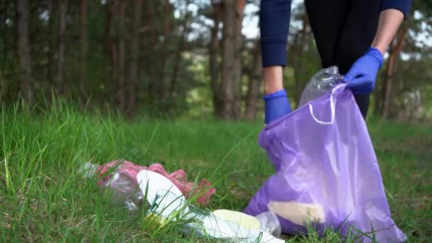 Kız Çöpleri Topluyor Bloglama Konsepti Yapıyor Çöp Torbasında Çöp Topluyorum — Stok video