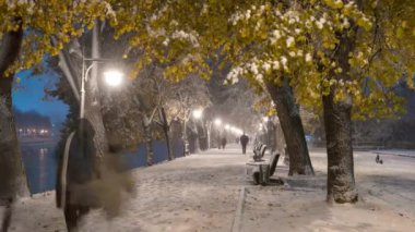 Yoğun kar yağışı sırasındaki Uzhgorod setinin resimli zaman çizelgesi, insanlar yürür, oynar ve ilk karın tadını çıkarırlar.
