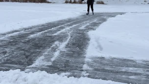Eisbahn Auf Dem Fluss Winter Kinder Schlittschuhlaufen Beine Von Mädchen — Stockvideo