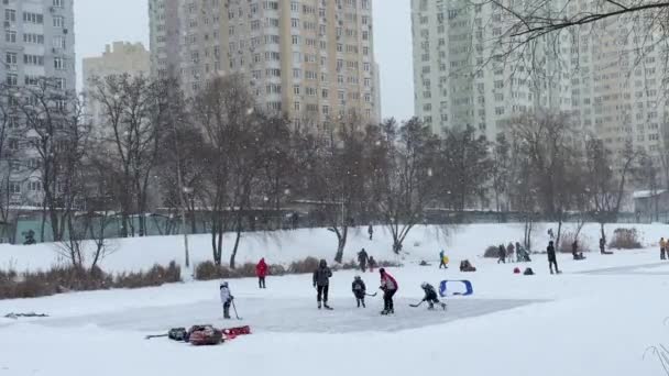 Dışarıda Hokey Oynayan Tanınmayan Çocuklar Donmuş Nehirde Yapılan Buz Pateni — Stok video