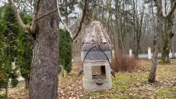 Scenic Shot Little Beautiful Wicker Birdhouse Park Bird Seed House — Stock Video