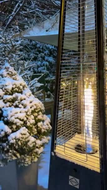 Затишні Вертикальні Знімки Відкритого Газового Обігрівача Взимку Зігріваюче Полум Снігопад — стокове відео