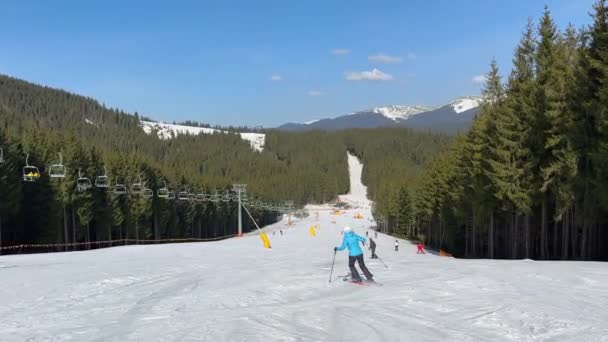 スキーリゾートとスキー場の素晴らしいマウンテンパノラマ スキーヤーは斜面をスキー 新鮮な白雪でスキーリフトと冬の風景と美しいスキーリゾート 高品質の4K映像 — ストック動画