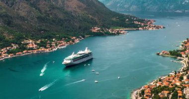 Kotor Körfezi 'nin güzel sahil şeridi ve yolcu gemisinin limana girdiği pitoresk körfezin inanılmaz hızlandırılmış videosu..