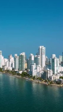 Kartagena 'da deniz ve ufuk çizgisi Kolombiya olan yeni modern Bocagrande bölgesinin dikey panoramik hızlandırılmış videosu..