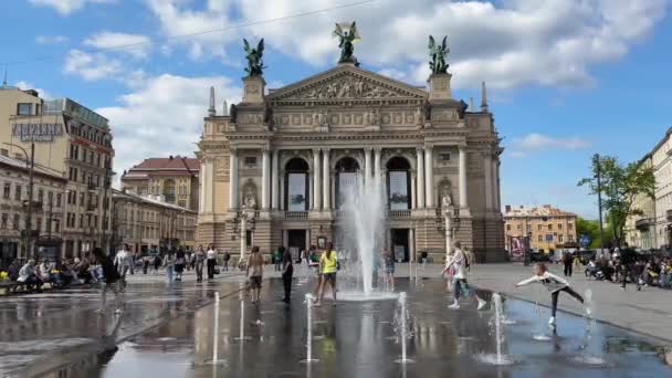 Lviv Ukraine Avril 2024 Des Gens Dans Ville Touristes Détendre — Video