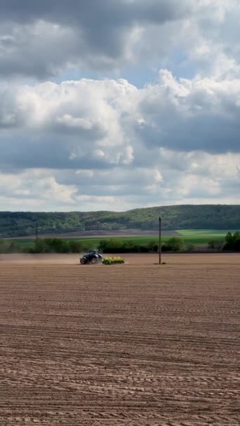 Tractor Veld Boerderijtrekker Met Aanhanger Zaaimachine Zaaien Agrarische Veld Proces — Stockvideo