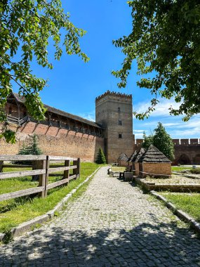 Lutsk Kalesi ya da Lubarts Kalesi 'nin dikey fotoğrafı. Ulusal öneme sahip mimari ve tarihi bir anıt. Kültür rezervi Yaşlı Lutsk. Yüksek kalite fotoğraf