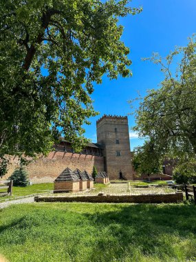 Lutsk Kalesi ya da Lubarts Kalesi 'nin dikey fotoğrafı. Ulusal öneme sahip mimari ve tarihi bir anıt. Kültür rezervi Yaşlı Lutsk. Yüksek kalite fotoğraf