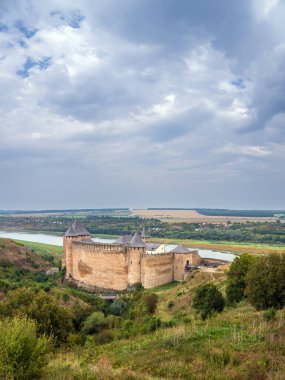 Dinyester Nehri 'nin üzerindeki yeşil tepedeki Khotyn Ortaçağ kalesinin dikey manzarası veya kalesi. 