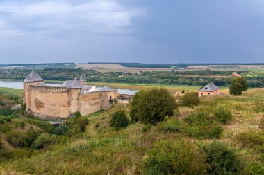 Khotyn Kalesi, Ukrayna 'nın batısındaki Chernivtsi Oblastı, Khotyn' deki Dinyester Nehri 'nin sağ kıyısında yer alan bir takviye tesisidir. Yüksek kalite fotoğraf