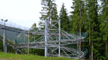 Bukovel Speed Fun 'daki tüm hava durumu kızakçıları, dağda birçok virajı olan rodelbahn. Heyecan verici bir iniş, kıvrımlar, dönüşler ve sıçramalar özel bir heyecan yaratır. Yüksek kalite