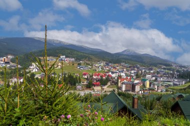 Bukovel kayak merkezinde yaz tatili. Dağdan, evlere ve dağlardaki otellere bakın. Yüksek kalite fotoğraf