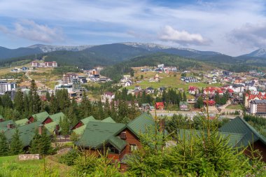 Bukovel kayak merkezinde yaz tatili. Dağdan, evlere ve dağlardaki otellere bakın. Yüksek kalite fotoğraf