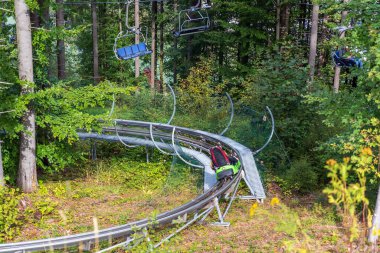Speed Fun, Bukovel Oteli 'nde ormanda birçok virajda koşan bir kızak. Heyecan verici bir inişin cazibesi kıvrılıp sıçrıyor ve özel bir his yaratıyor.