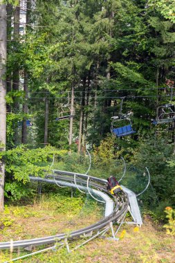 Speed Fun, Bukovel Oteli 'nde ormanda birçok virajda koşan bir kızak. Heyecan verici bir inişin cazibesi kıvrılıp sıçrayarak özel sansasyon yaratır. Dikey fotoğraf. Yüksek