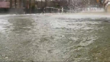  Termal tatil köyünde kaynayan bir kaynak havuzu. Mineral kaplıcası düşüyor ve banyodan buhar yükseliyor. Rahatlama, doğa ve refah kavramı. Yüksek kalite 4k görüntü