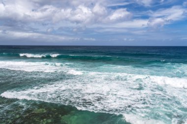 Turkuaz okyanus dalgaları tropikal kıyı şeridinde kırılıyor. Beyaz köpüklü berrak okyanus dalgalarının sahil manzarası. Saf deniz manzarası. Yüksek kalite fotoğraf