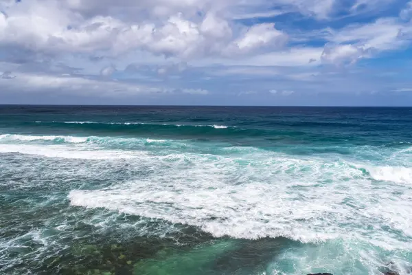 Turkuaz okyanus dalgaları tropikal kıyı şeridinde kırılıyor. Beyaz köpüklü berrak okyanus dalgalarının sahil manzarası. Saf deniz manzarası. Yüksek kalite fotoğraf