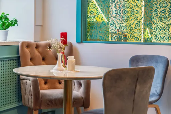 Konforlu Kafe Köşesi: Vintage Sandalyeleri ve Süslü Duvar Kağıdı olan Zarif Cafe Mekanı. Yüksek kalite fotoğraf