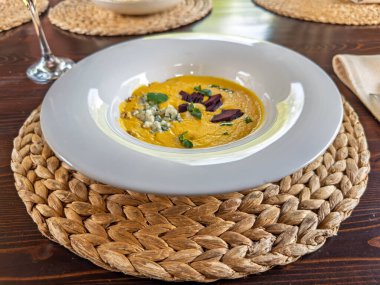 Mavi peynirli ve pancar garnitürlü gurme balkabağı çorbası. Ev yapımı havuç çorbası, Gorgonzola ve pancar garnitürü. Yüksek kalite fotoğraf