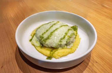 Patates püresi, kremalı beyaz sos ve Pesto çiselemeli Şnitzel, yakın plan: Savory Schnitzel, Patates püresi, Rich Cream Sosu, Green Herb Garnish. Yüksek kaliteli illüstrasyon