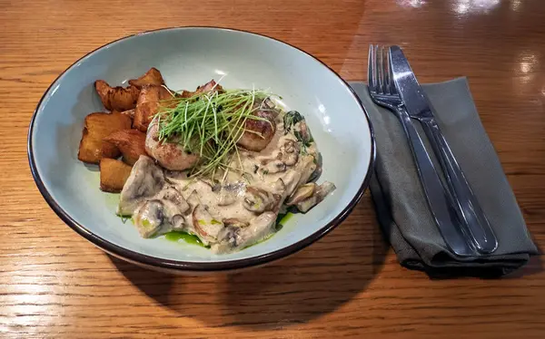 Patates Taraflı ve Mikroyeşillikli gurme mantar soslu tavuk tabağı. Yüksek kalite fotoğraf