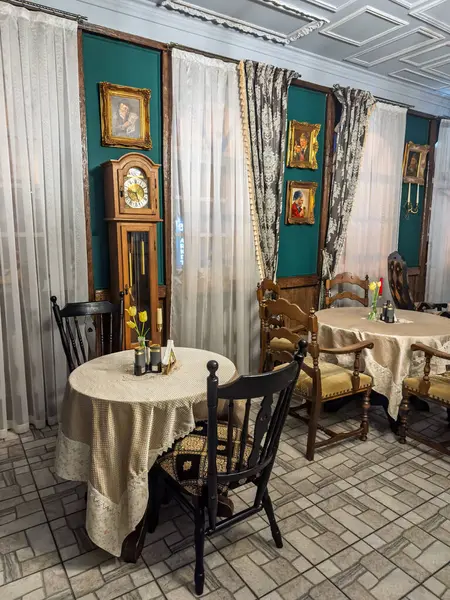 Cafe Ambience in Süslü Avize ve Portre in a Retro Style Dinlenme Alanı. Klasik Dekor ve Avize ile Klasik Restoran İçi. Yüksek kalite fotoğraf