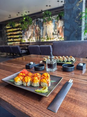 Sanatsal İçişleri ile Üst Düzey Japon Füzyon Mutfağı. Çağdaş Asya Restoranında Modern Tabaklar Üzerine Sunulan Gurme Sushi Rolls. Yüksek kalite fotoğraf