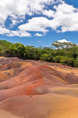 Mauritius Chamarel 'in Yedi Renkli Dünyası' nın dikey fotoğrafı: Chamarel 'in Yedi Renkli Dünyası, Mauritius Peyzajı' ndaki Doğal Volkanik Harikalar. Yüksek kalite fotoğraf