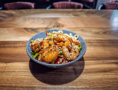 Baharatlı karides ve Sebzeli Udon Kızartması, Susam Topping, Sağlıklı Asya Mutfağı. Japon usulü Udon Erişte Taze sebzeler ve Parlak Sosu. Yüksek kalite fotoğraf