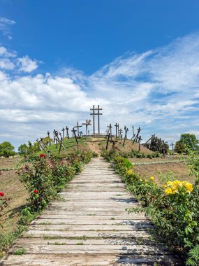 Macaristan 'ın tarihi bir simgesi. Muhi 'deki anıt, Moğol kuvvetleri tarafından mağlup edilen Kral IV. Bela' nın ordusu anısına dikilmektedir..