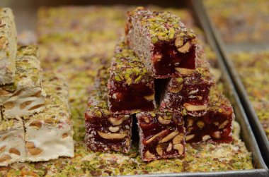 Nar şam fıstığı ve gül yapraklı Türk yemeği. Nar şam fıstığı ve gül yapraklı Türk yemeği. Şark pazarında bir gösteri var. Doğulu tatlıları rahat lukum