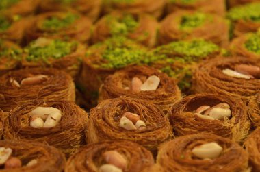 Türk baklavası. Doğu pazarı, tezgah. Bal ve şuruptan yapılmış Arap tatlısı. Fıstıklı, bademli ve fıstıklı doğu tatlıları.