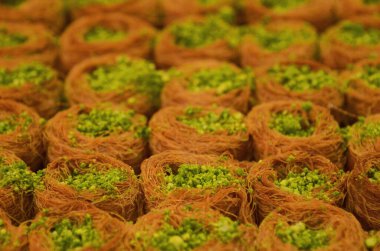 Türk baklavası. Doğu pazarı, tezgah. Bal ve şuruptan yapılmış Arap tatlısı. Fıstıklı, bademli ve fıstıklı doğu tatlıları.