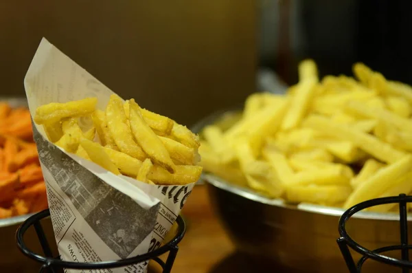 감자튀김닫기 벨기에 빈티지 전통적 패스트푸드 프라이 감자가 커다란 — 스톡 사진