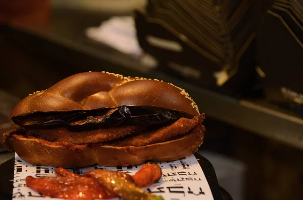 Tavuk şnitzel ve patlıcanlı sandviç. Challah etli, sebzeli ve biberli. Sokak yemeği, fast food..