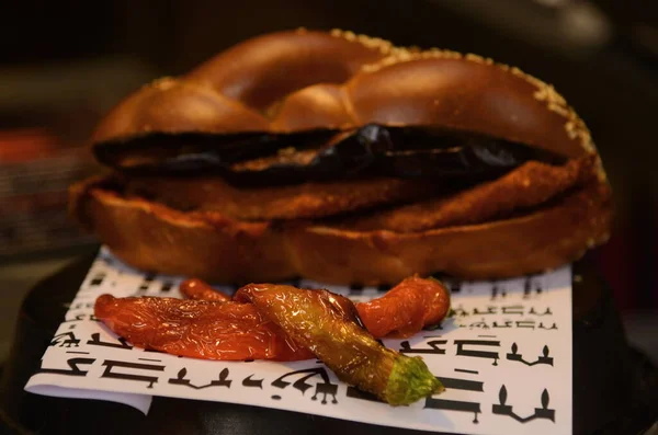 Tavuk şnitzel ve patlıcanlı sandviç. Challah etli, sebzeli ve biberli. Sokak yemeği, fast food..