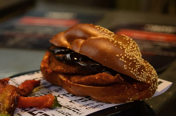 Tavuk şnitzel ve patlıcanlı sandviç. Challah etli, sebzeli ve biberli. Sokak yemeği, fast food..