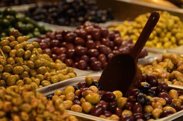 マリネしたオリーブを盛り合わせで食欲をそそる テルアビブの市場で緑と黒のオリーブ 大規模な美しい漬物オリーブ — ストック写真