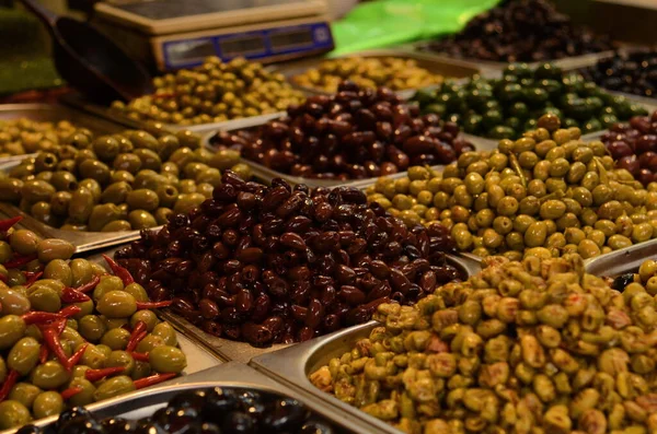 Salamura edilmiş zeytinlerin iştah açıcı çeşitleri. Tel Aviv 'de bir markette yeşil ve siyah zeytin. Büyük, güzel zeytin turşusu..